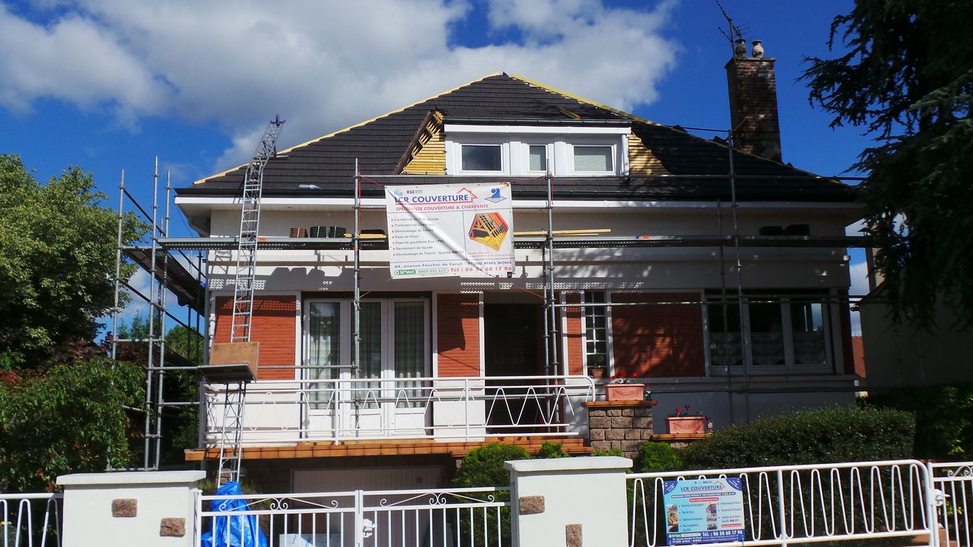 Maison sous échafaudage, toit en réfection, panneau LCR