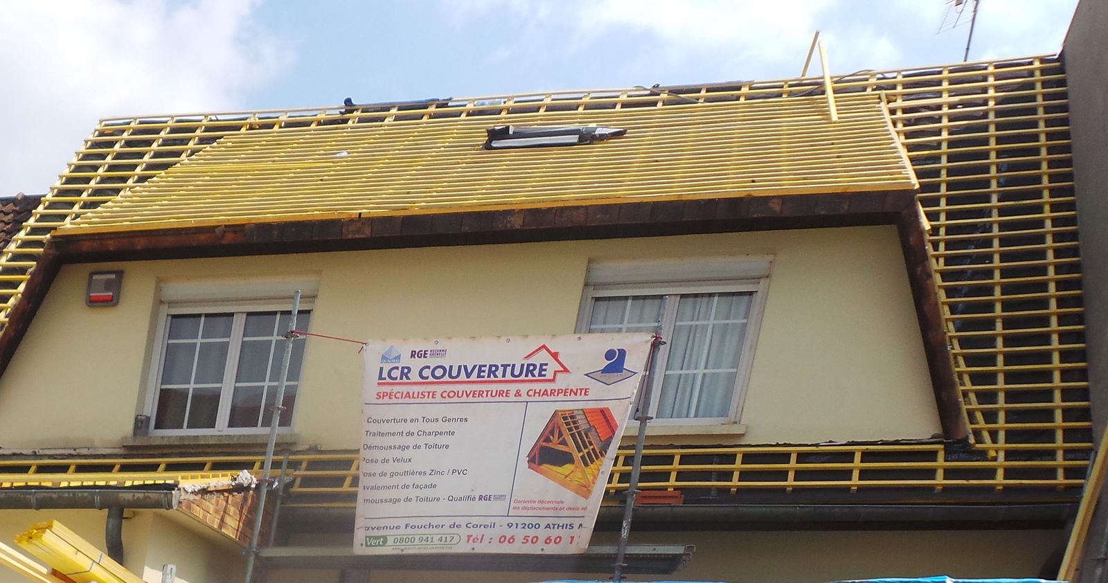 Pendant les travaux : ancienne couverture déposée, liteaux neufs posés